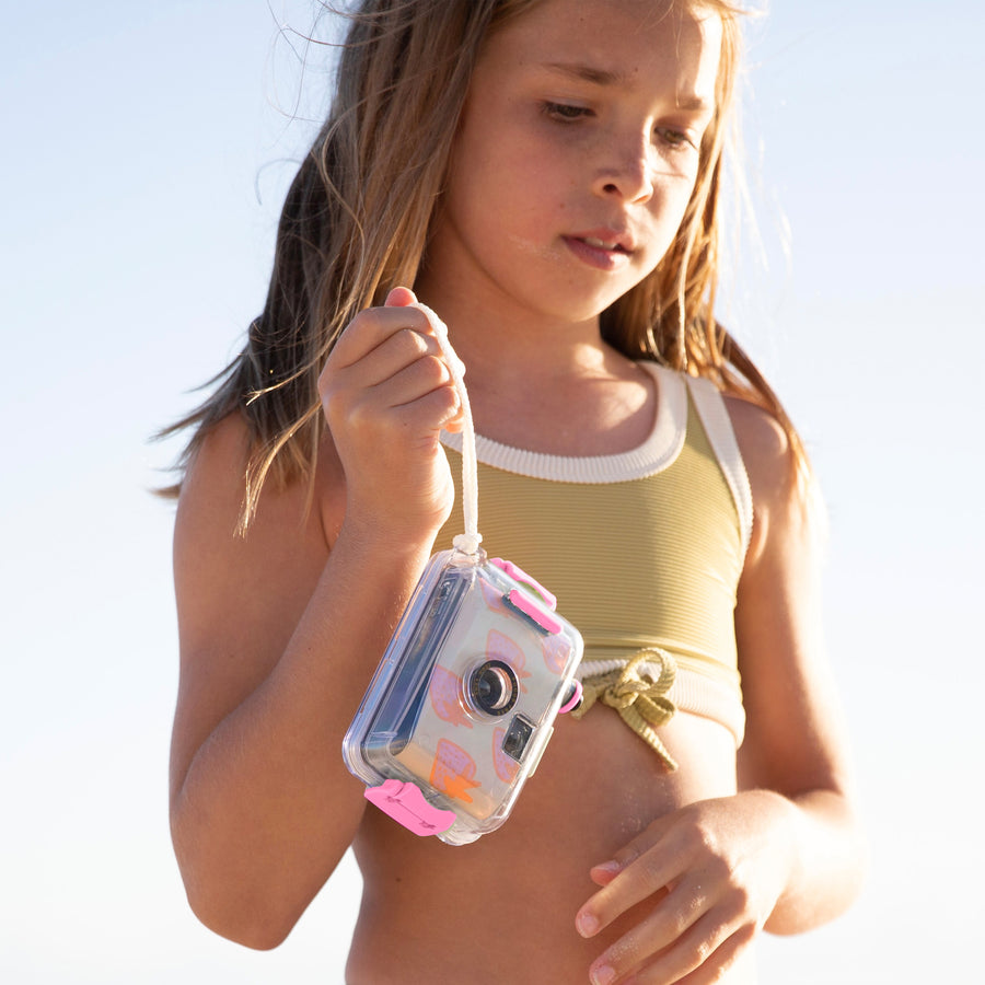 sunnylife-underwater-camera-sea-seeker-strawberry-sunl-s3icamsb