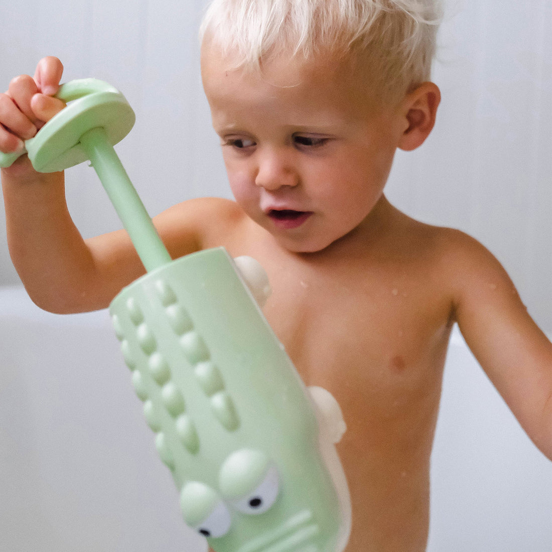 sunnylife-water-squirters-crocodile-pastel-green-sunl-s41ascrc