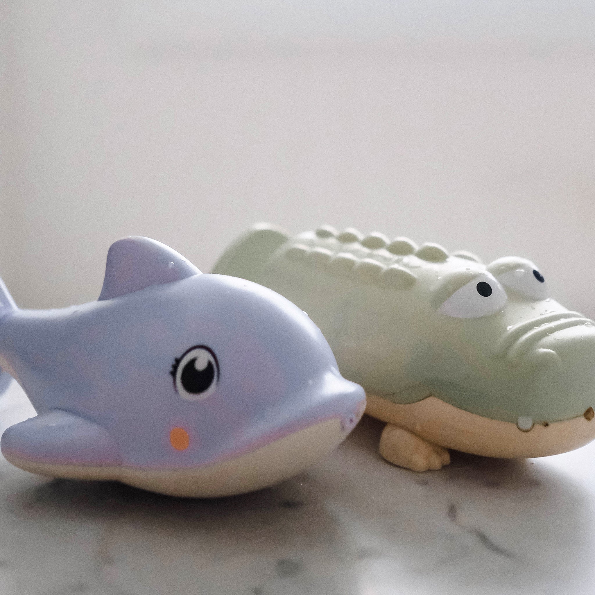 sunnylife-water-squirters-dolphin-pastel-lilac-sunl-s41asdol