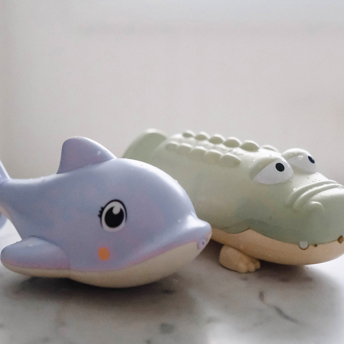 sunnylife-water-squirters-dolphin-pastel-lilac-sunl-s41asdol