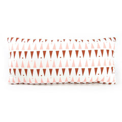 nobodinoz-cushion-averell-pink-terracotta-triangles-01