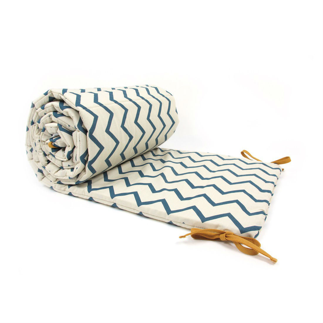nobodinoz-cot-bumper-zigzag-blue-01