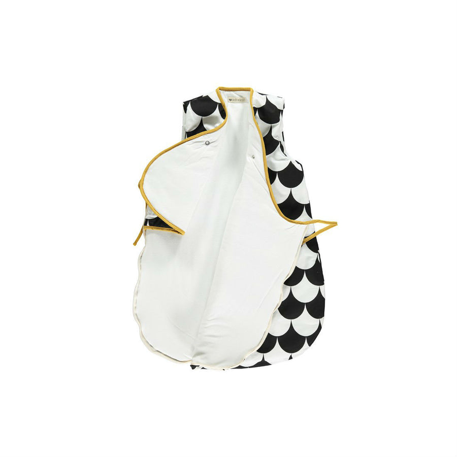 nobodinoz-sleeping-bag-black-scales-02