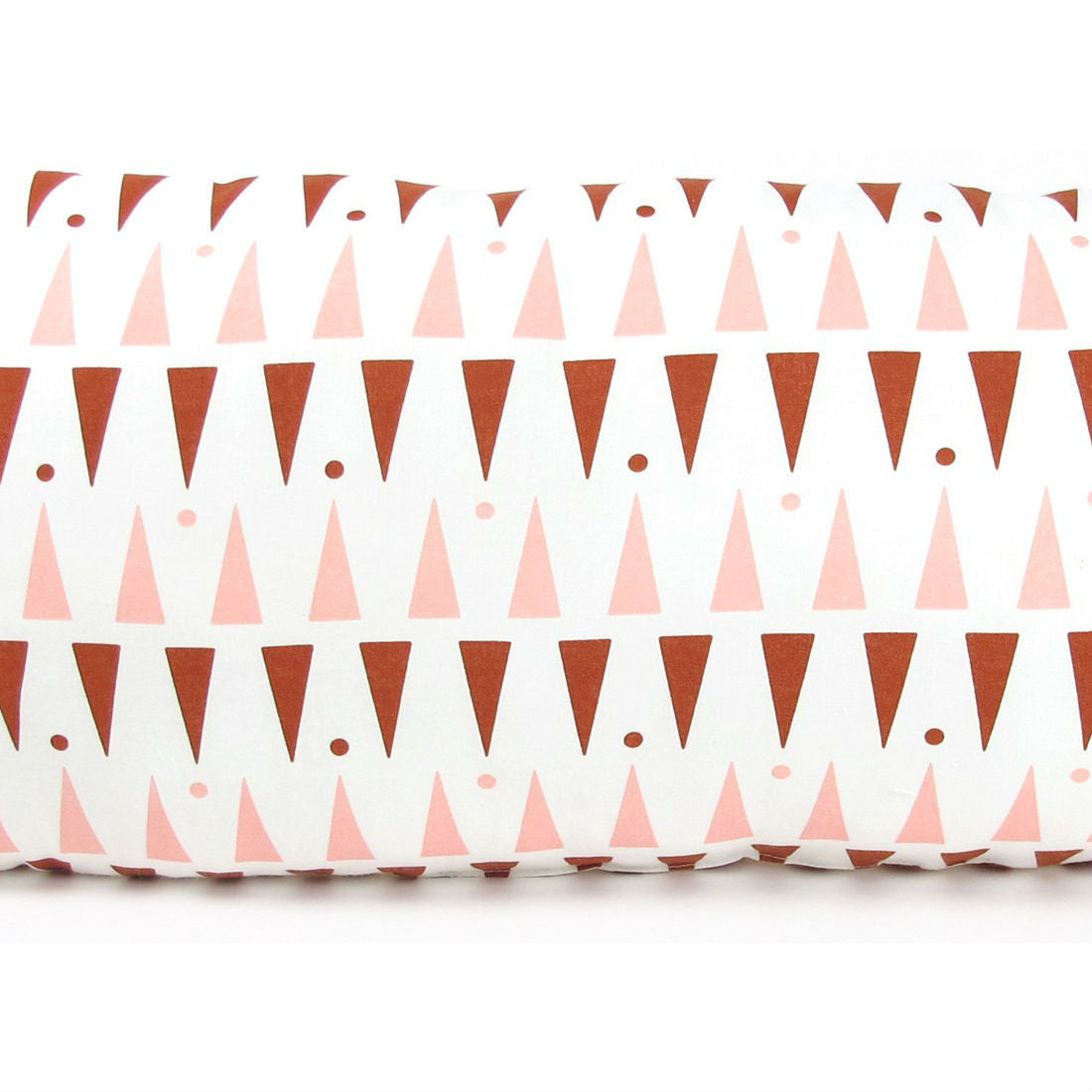 nobodinoz-cushion-averell-pink-terracotta-triangles-02