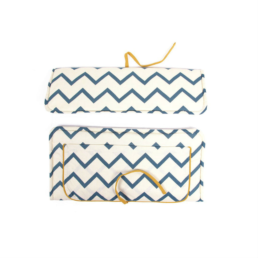 nobodinoz-changing-pad-zigzag-blue-02