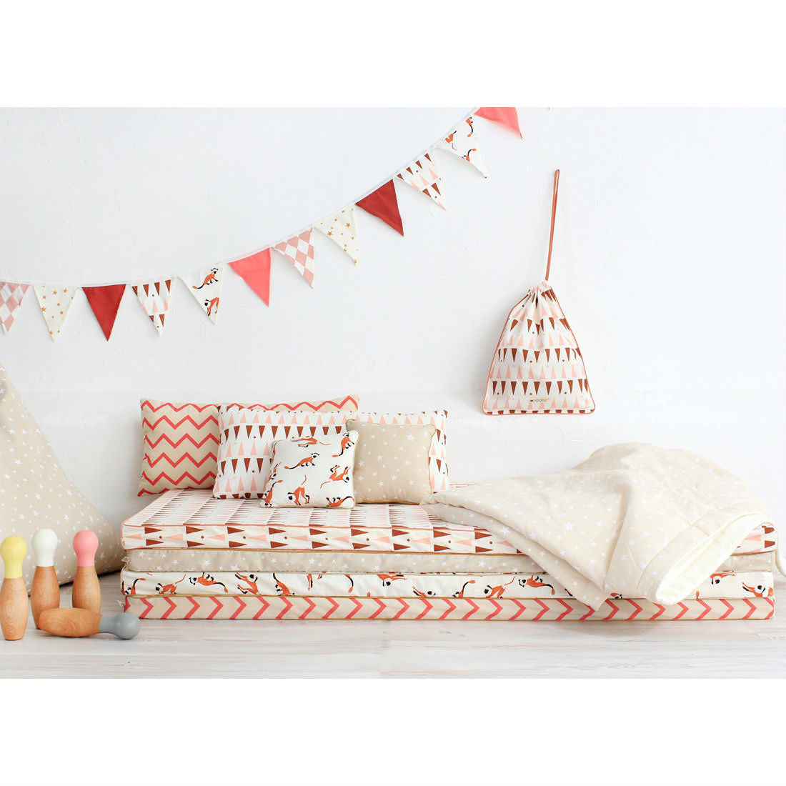 nobodinoz-cushion-averell-pink-terracotta-triangles-03