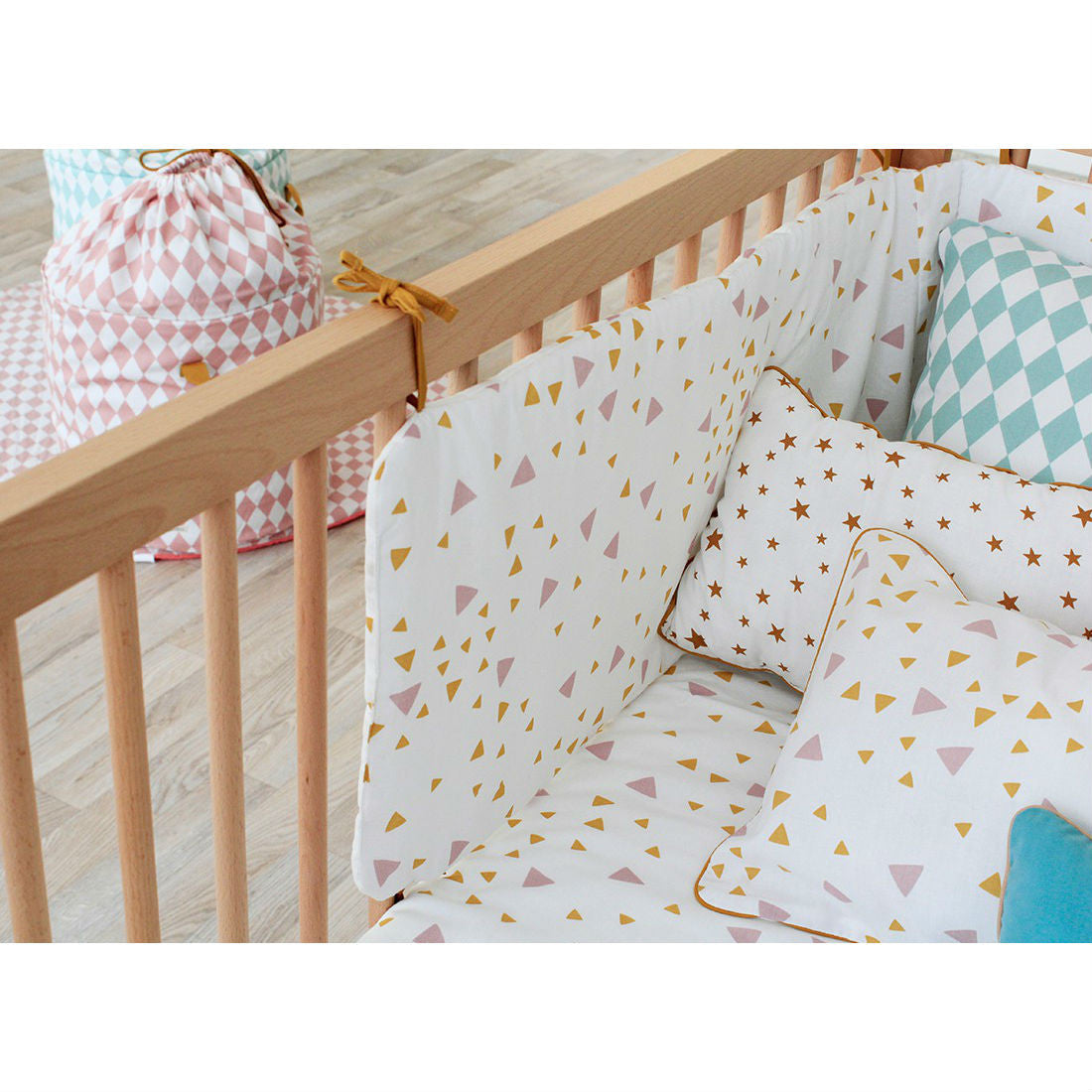 nobodinoz-cot-bumper-sand-white-stars-03