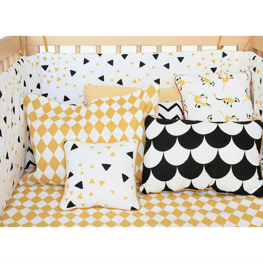 nobodinoz-cot-bumper-zigzag-black-04