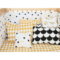 nobodinoz-cot-bumper-zigzag-black-04