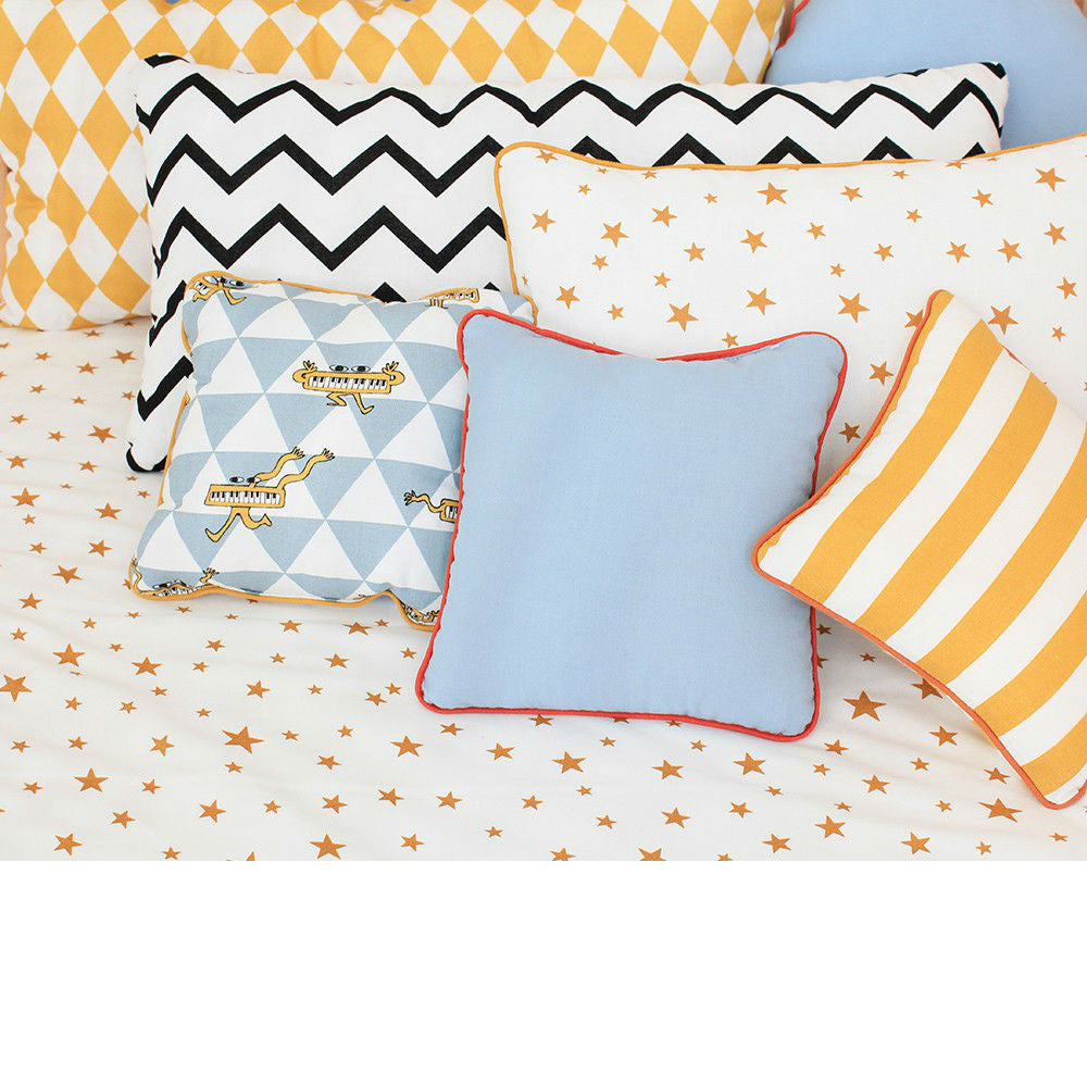 nobodinoz-cushion-athena-mustard-stars-04