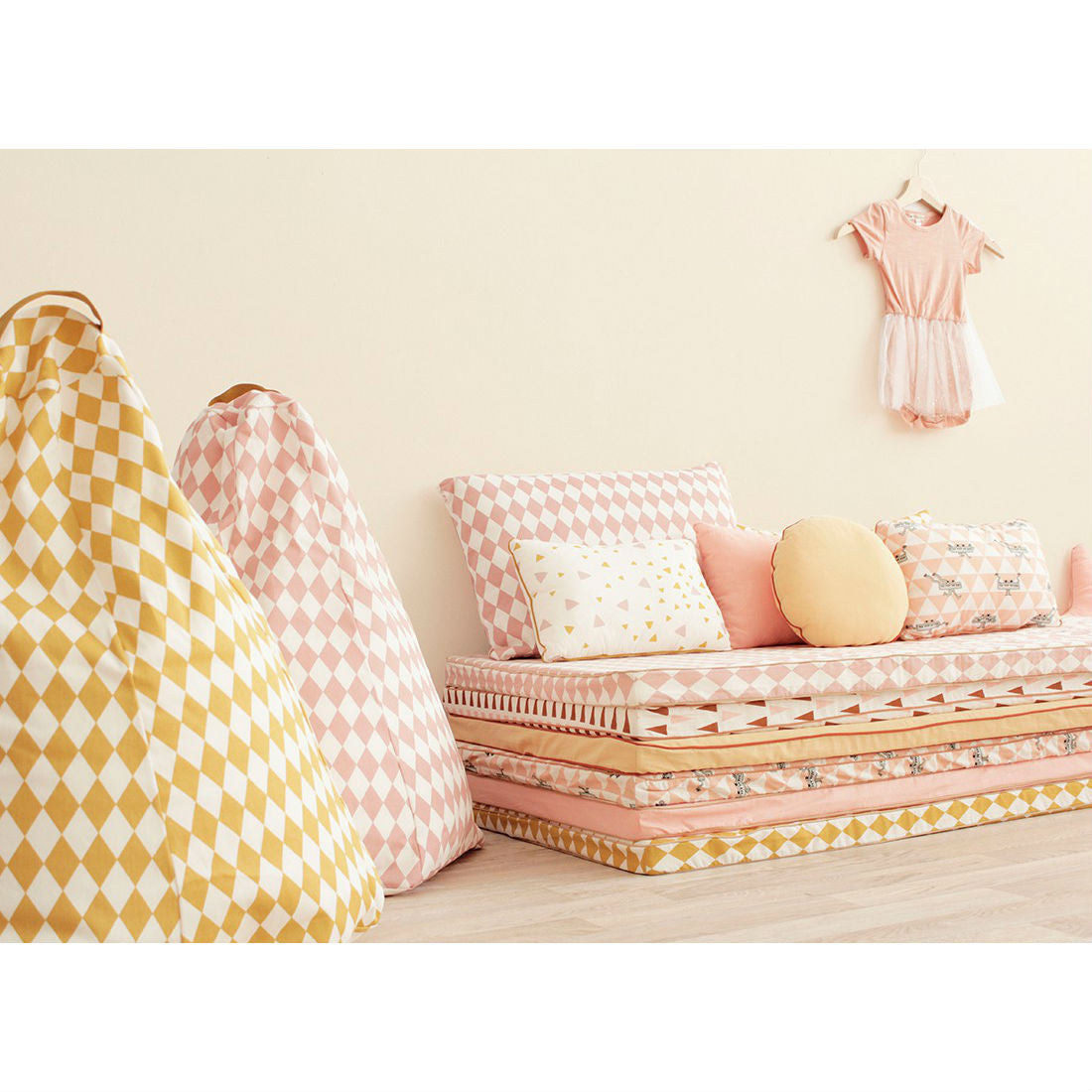 nobodinoz-mattress-pink-honey-sparks-05