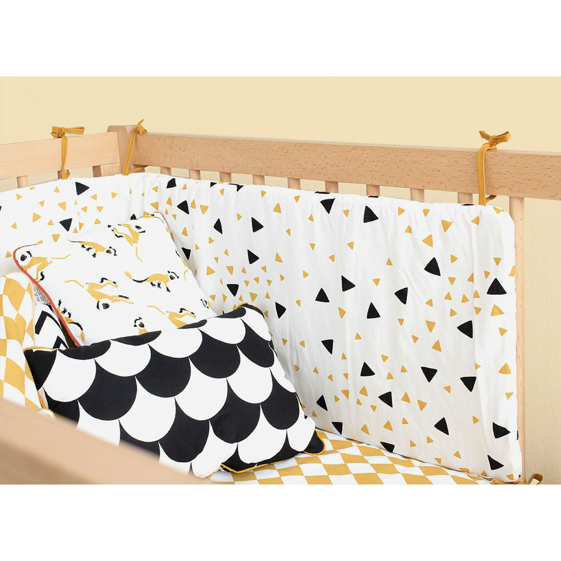 nobodinoz-cot-bumper-zigzag-black-06