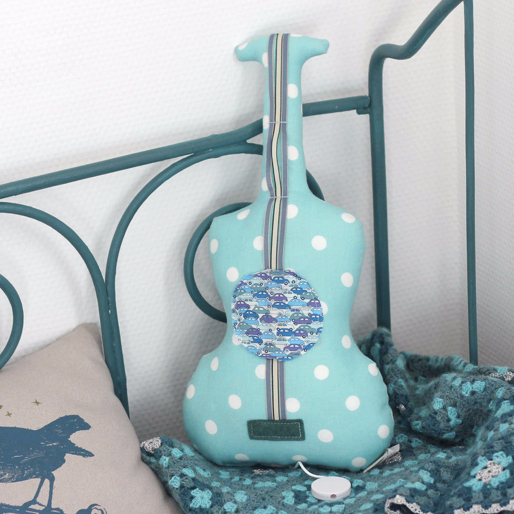 barnabe-aime-le-cafe-musical-guitar-baby-toys-play-music-banr-gui-01