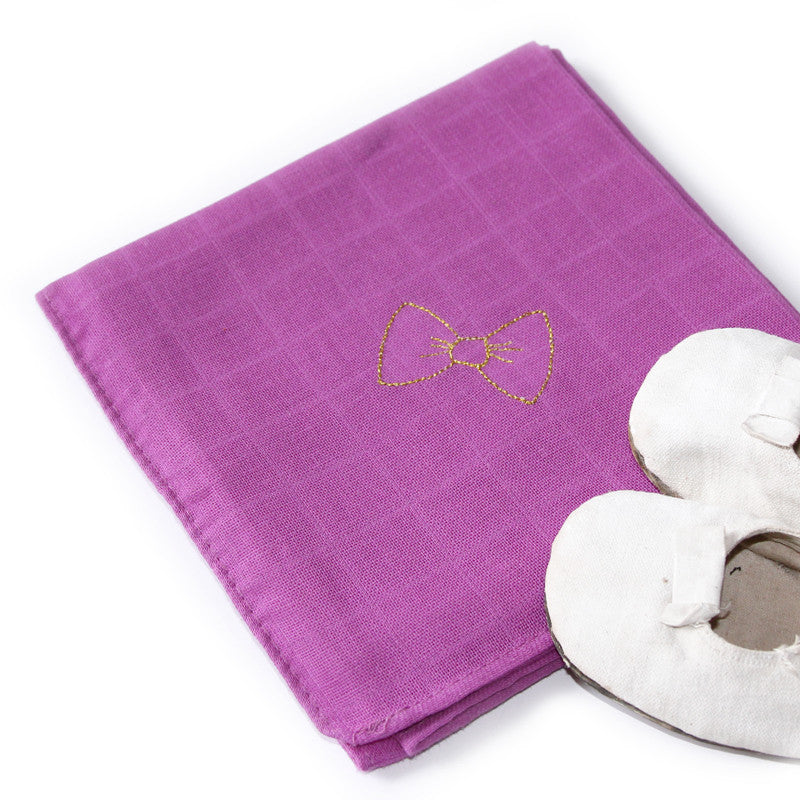 barnabe-aime-le-cafe-cyclamen-muslin-baby-girl-wraps-swaddle-barn-lan-purple-01