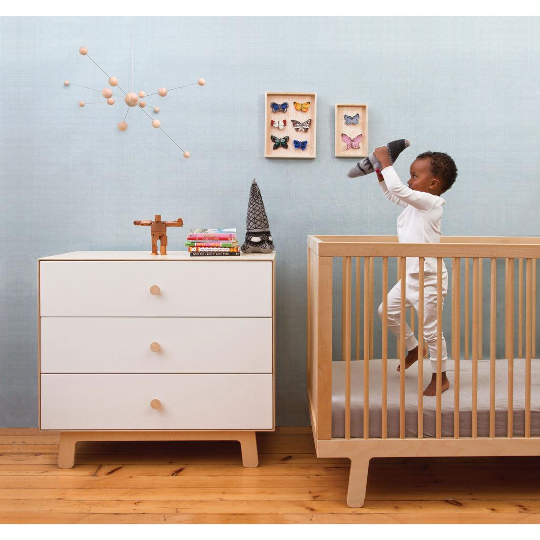 Oeuf Sparrow Crib Walnut (Pre-Order; Est. Delivery in 6-10 Weeks)