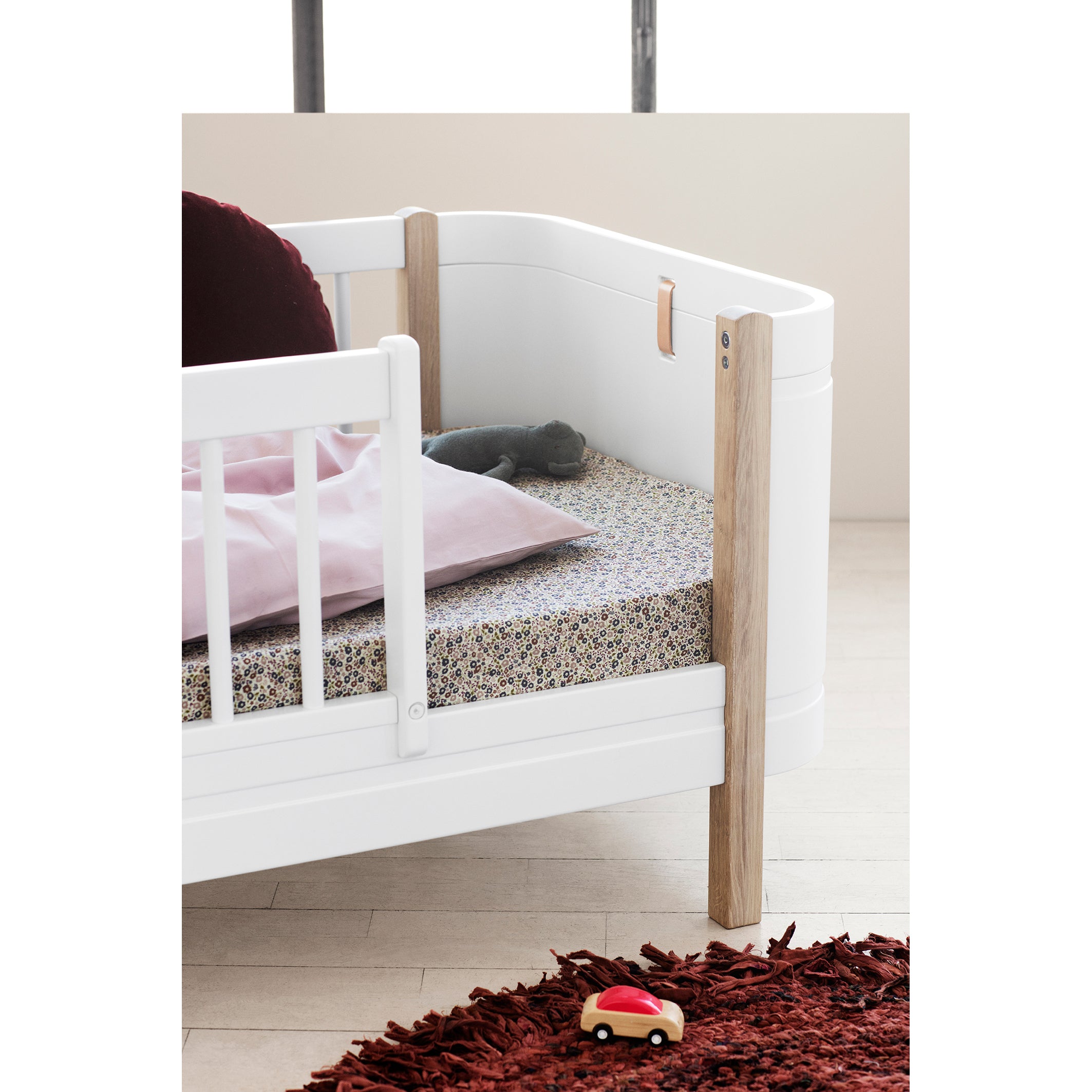 Oliver Furniture Wood Mini+ 嬰兒床 白色配橡木色
