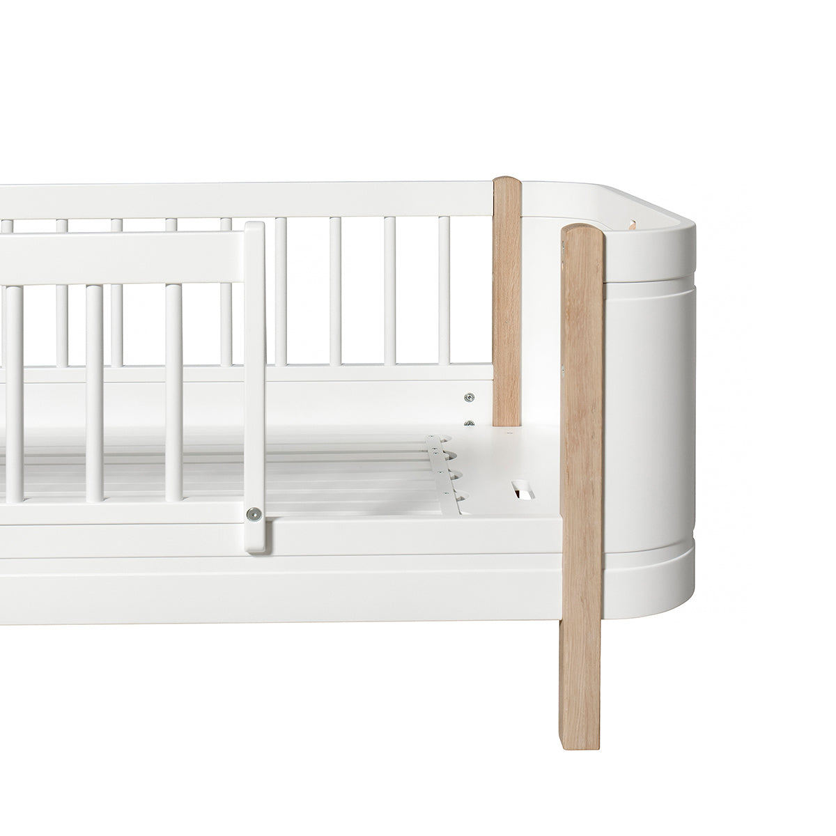 Oliver Furniture Wood Mini+ 嬰兒床 白色配橡木色