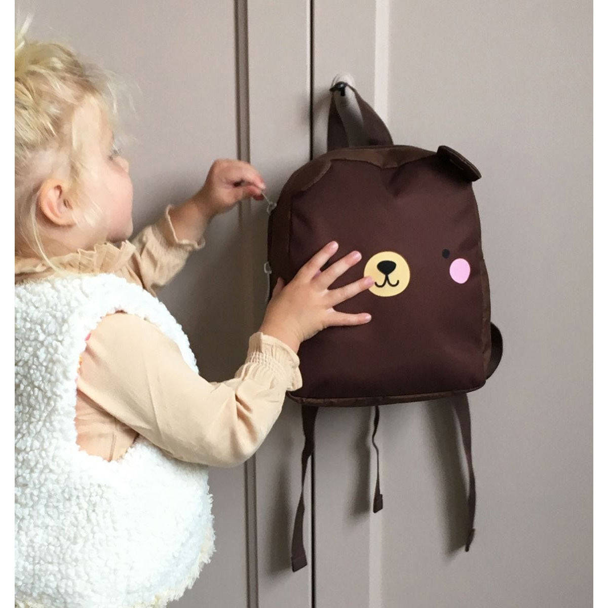 a-little-lovely-company-little-backpack-bear- (5)