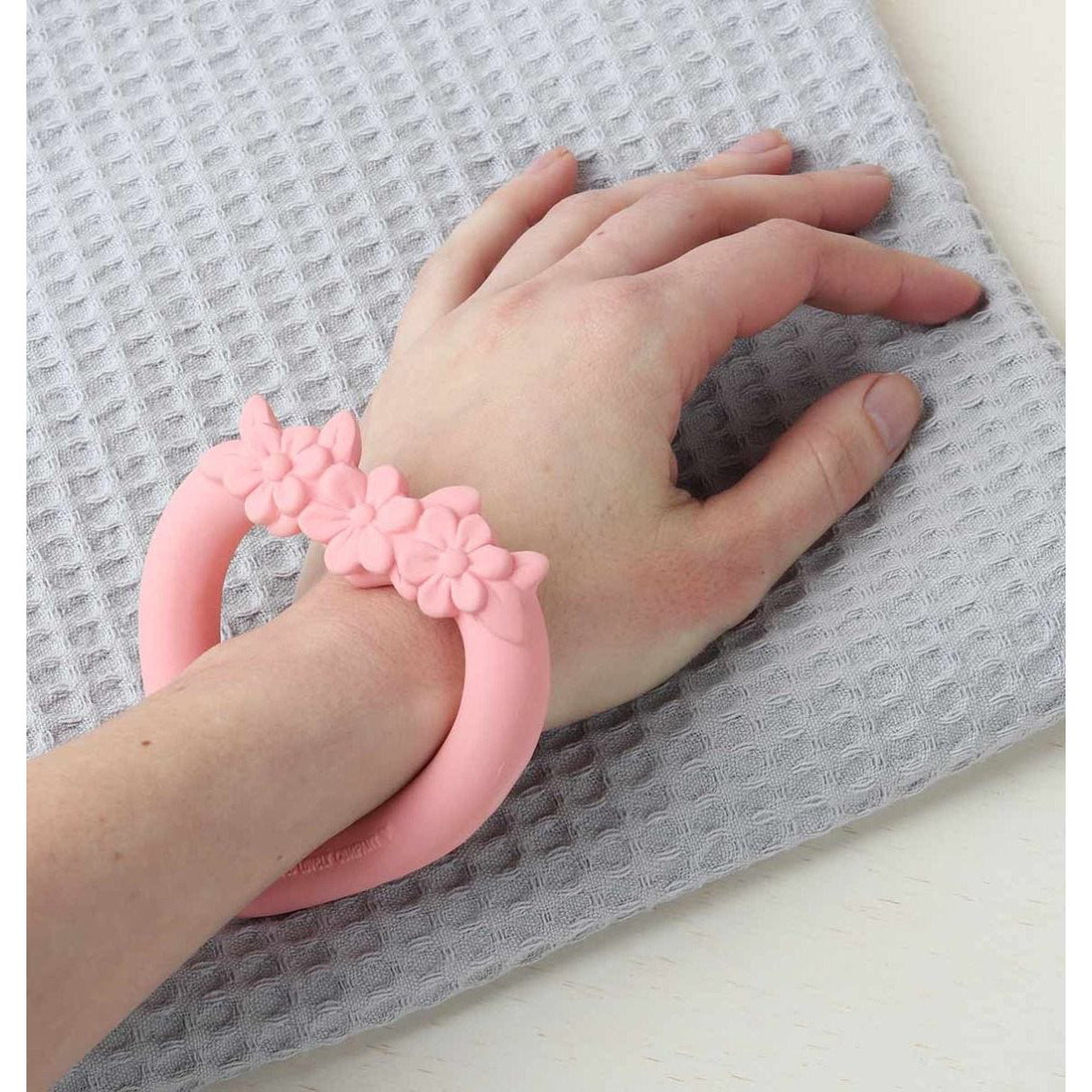 a-little-lovely-company-teething-ring-sweet-heart- (5)