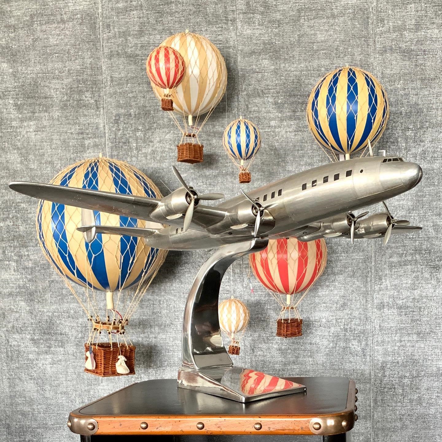 authentic-models-floating-the-skies-red-double-hot-air-balloon-hanging-decor-13cm-aumd-ap160dr- (16)