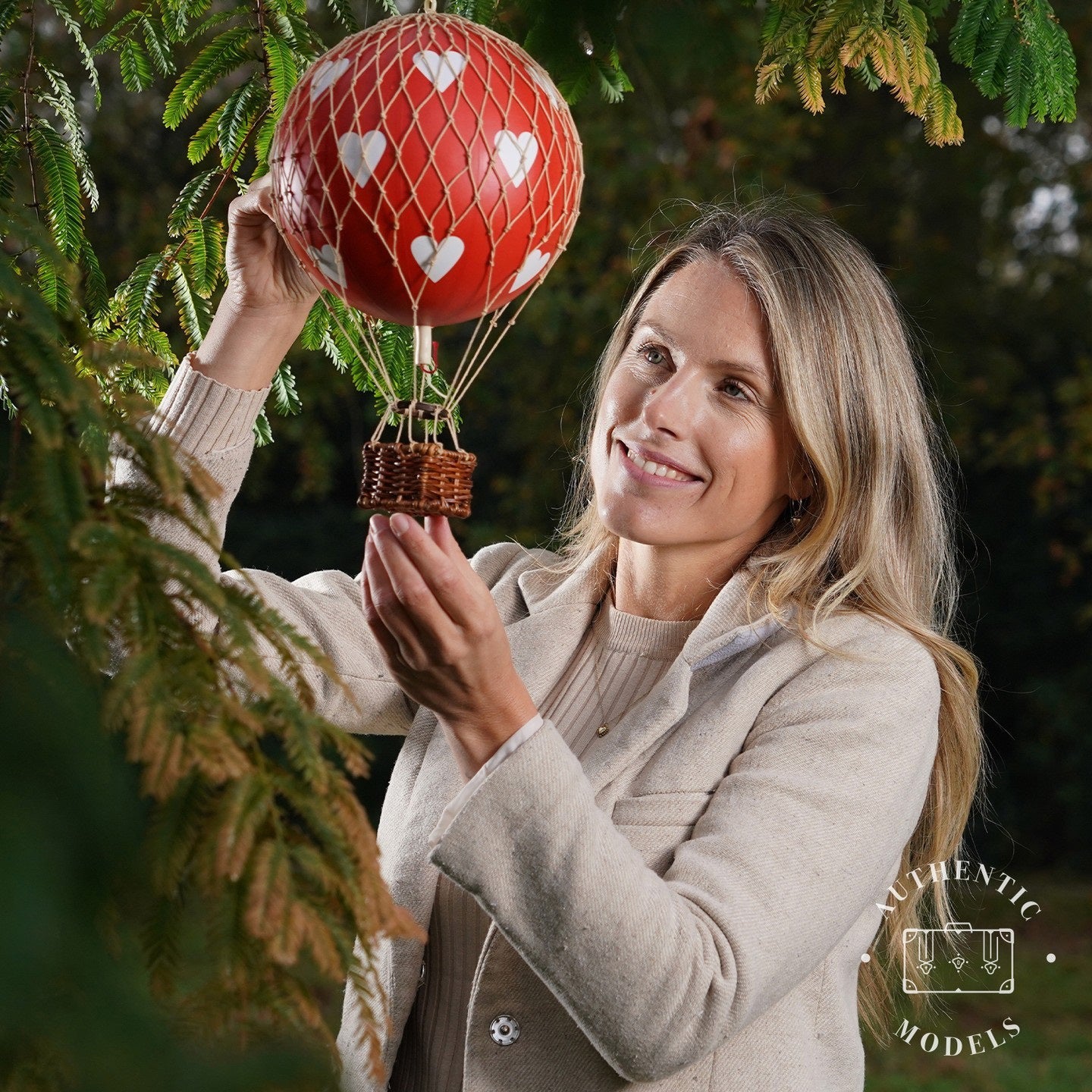 authentic-models-royal-aero-red-hearts-hot-air-balloon-hanging-decor-56cm-aumd-ap163rh- (15)