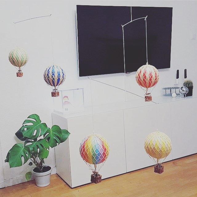 authentic-models-travels-light-red-double-hot-air-balloon-hanging-decor-30cm-aumd-ap161dr- (7)