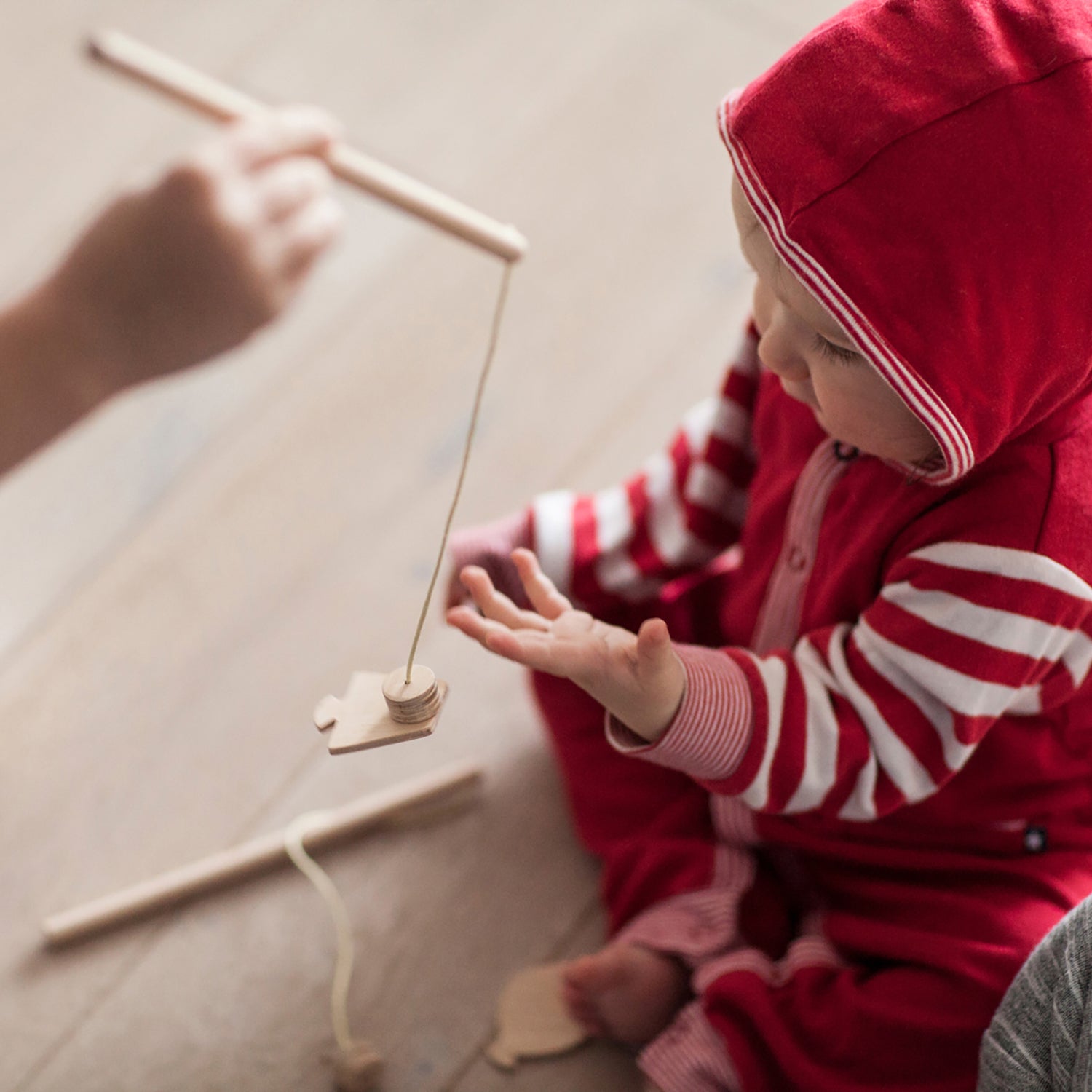 babai-wooden-fishing-game-set-on-magnets-geometric-fishes-color- (4)