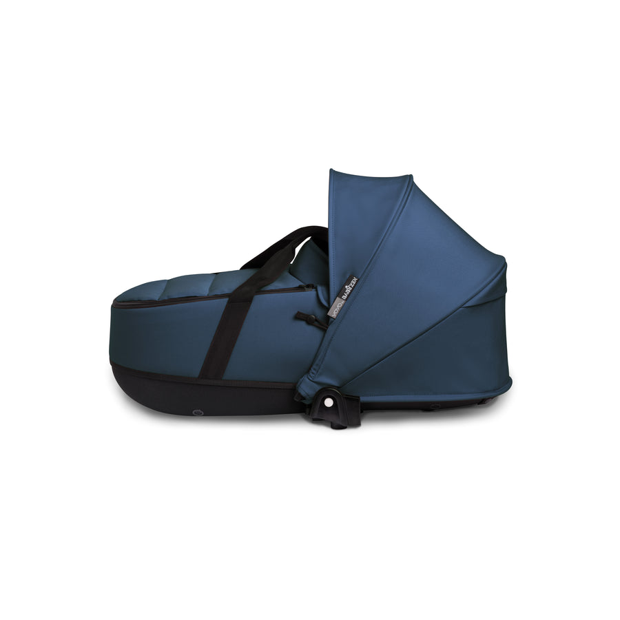 babyzen-yoyo²-bassinet-6+-baby-stroller-complete-set-white-frame-with-navy-blue-bassinet-&-air-france-blue-6+-color-pack- (3)