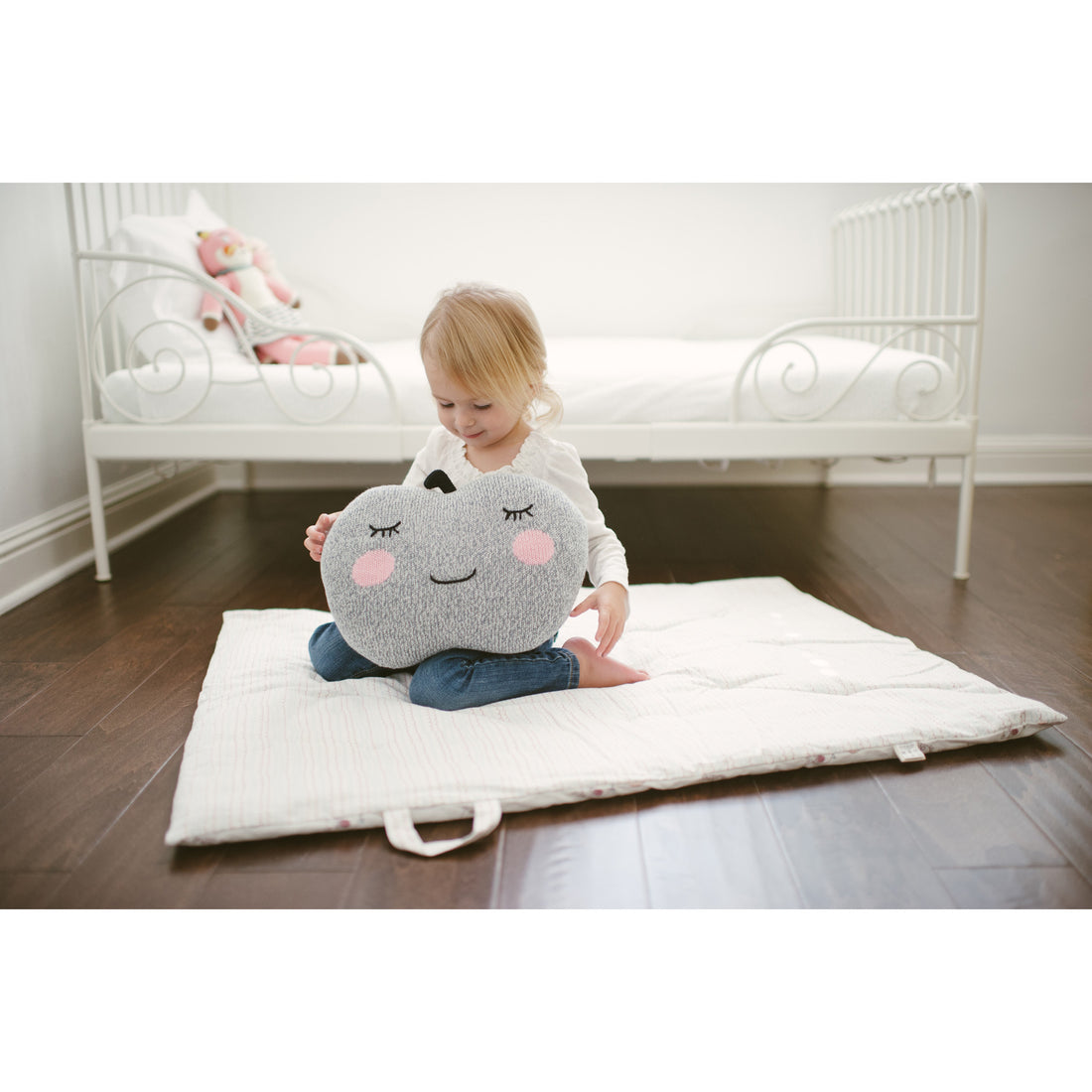 blabla-kids-pillow-apple-grey- (3)