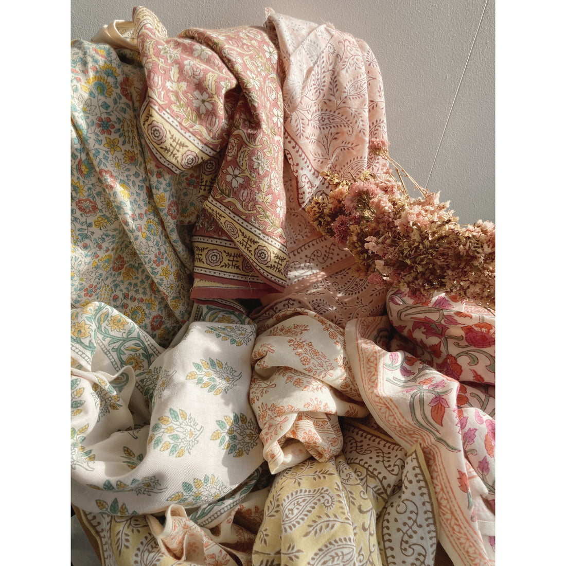 bonheur-du-jour-paris-girl-scarf-raspberry-unique-bdj-adult-absynthe-ra-unique- (13)
