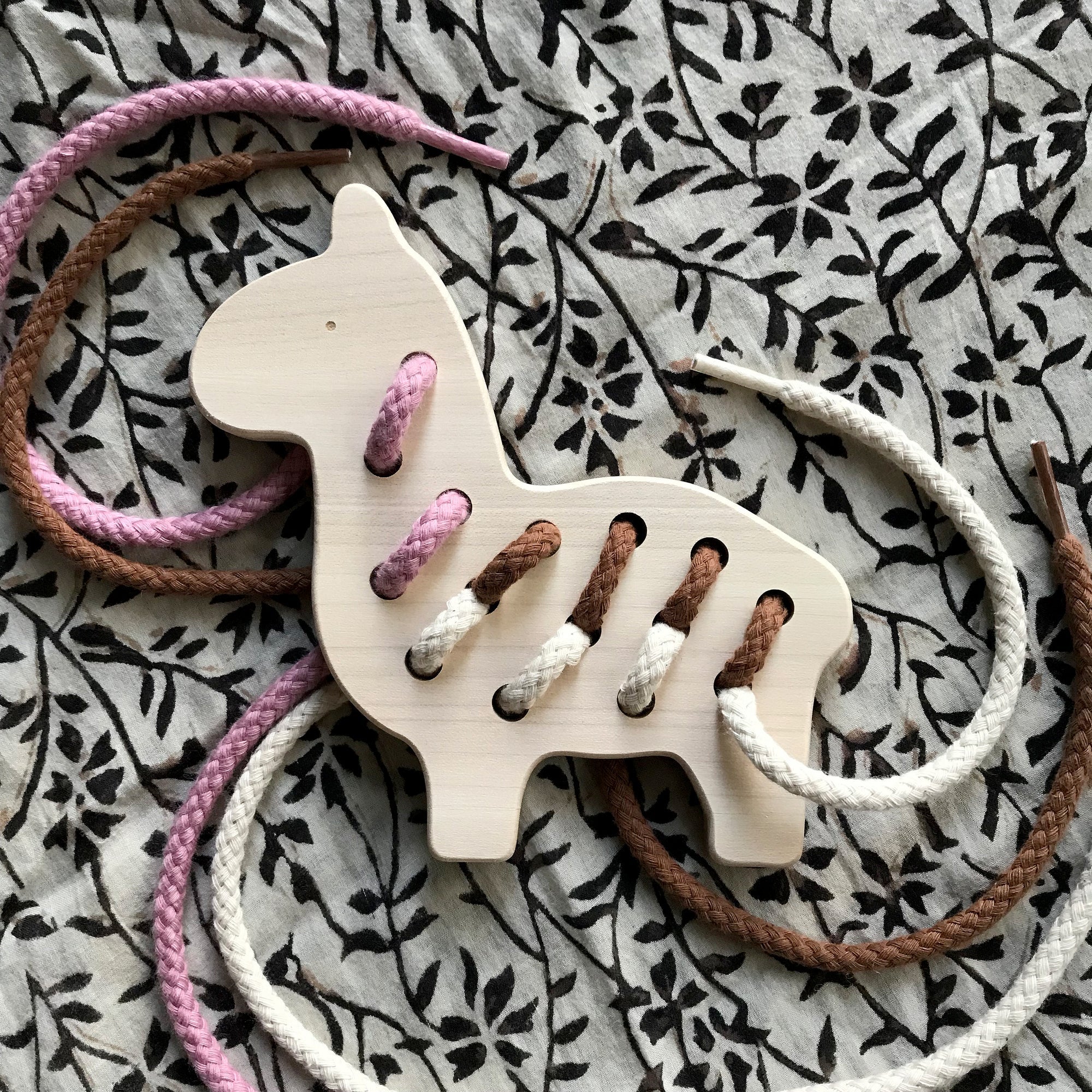 briki-vroom-vroom-maple-lacing-toy-lama- (4)