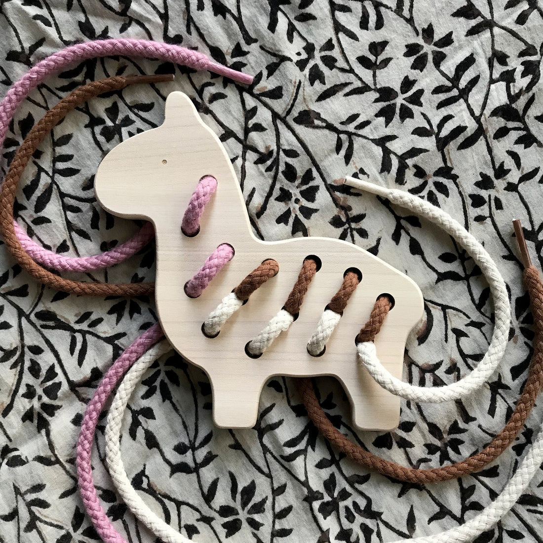 briki-vroom-vroom-maple-lacing-toy-lama- (4)