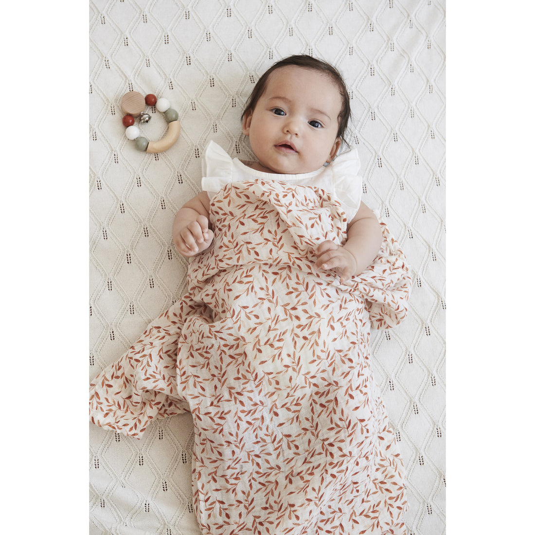 cam-cam-copenhagen-gift-box-w-printed-swaddle-and-peacock-rattle-caramel-leaves- (2)