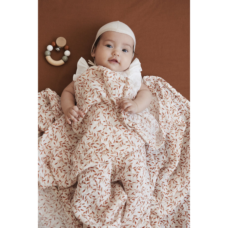 cam-cam-copenhagen-gift-box-w-printed-swaddle-and-peacock-rattle-caramel-leaves- (3)