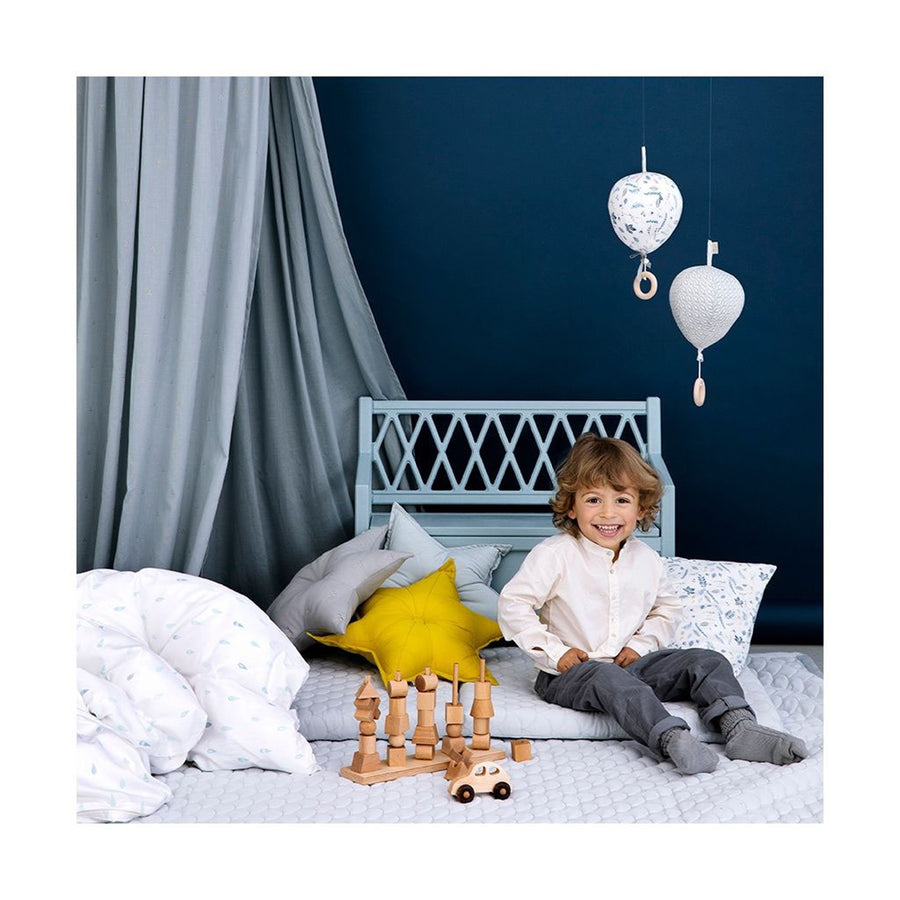 cam-cam-copenhagen-music-mobile-balloon-with-maple-wood-ring-pressed-leaves-blue- (4)