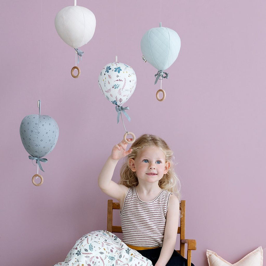 cam-cam-copenhagen-music-mobile-balloon-with-maple-wood-ring-pressed-leaves-blue- (9)