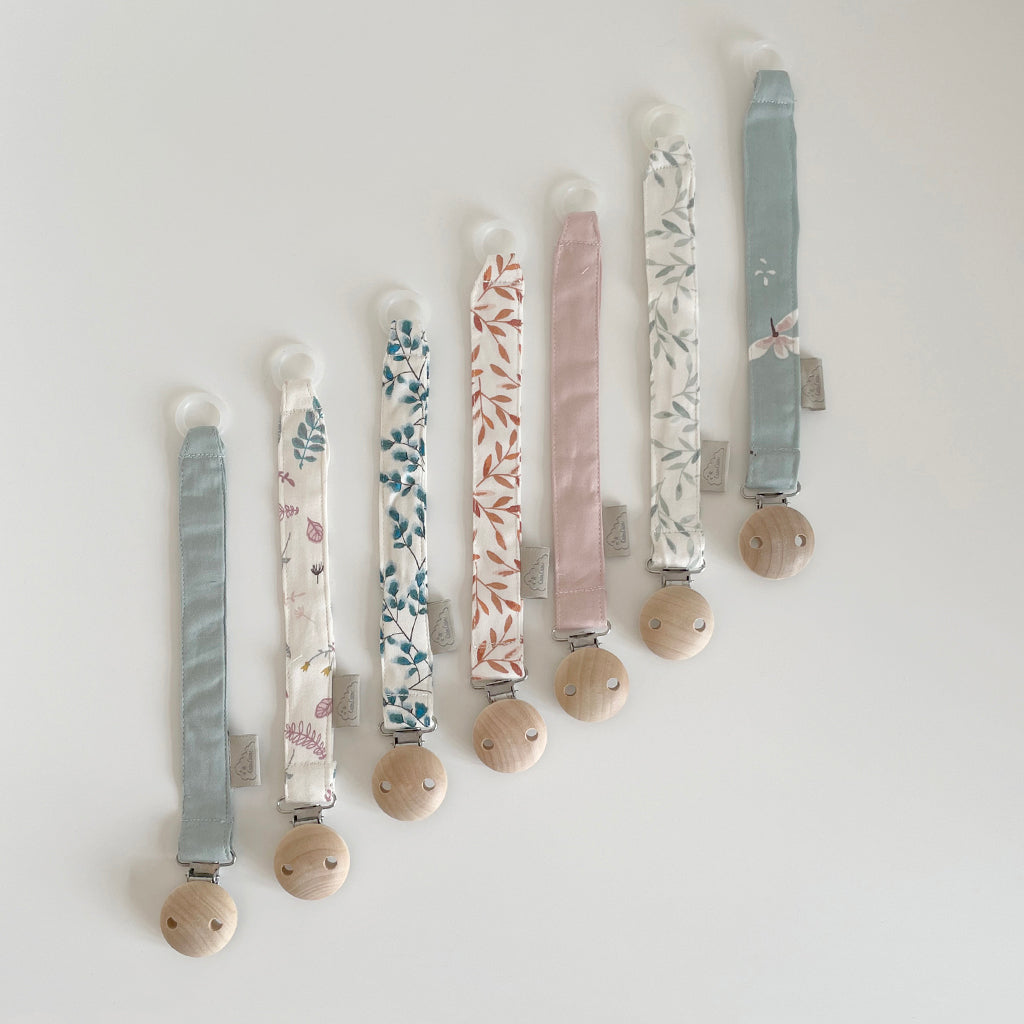 cam-cam-copenhagen-pacifier-holder-gots-pressed-leaves-rose-cam-951a-p31- (2)