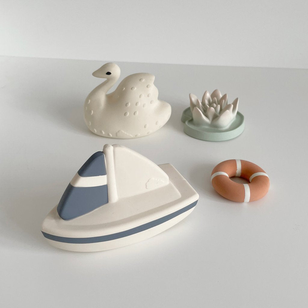 cam-cam-copenhagen-sailboat-bath-toy (2)