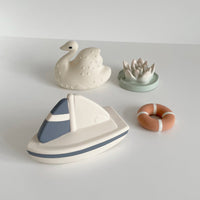 cam-cam-copenhagen-sailboat-bath-toy (2)
