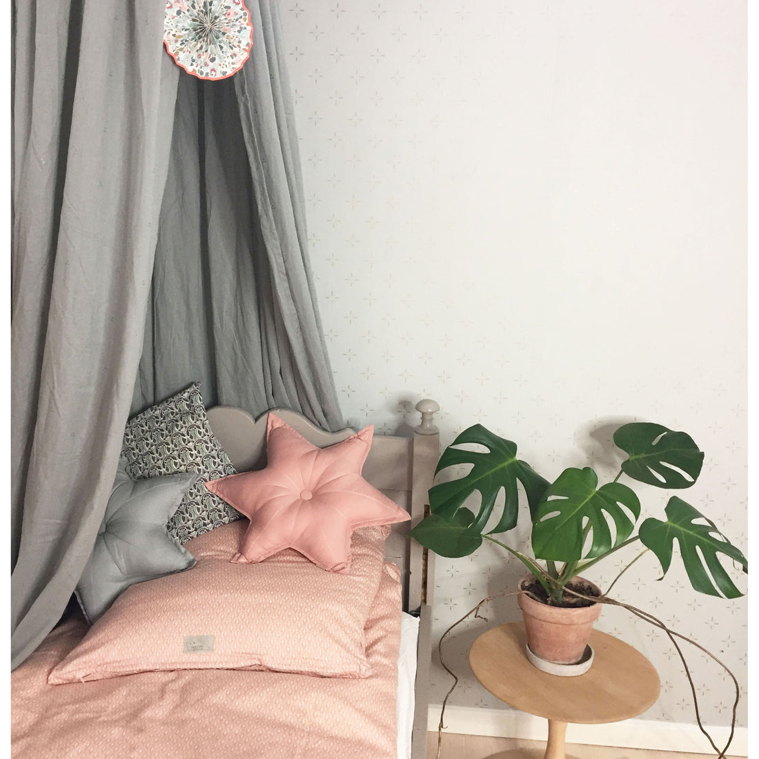 cam-cam-copenhagen-star-cushion-grey-gold-dot- (7)