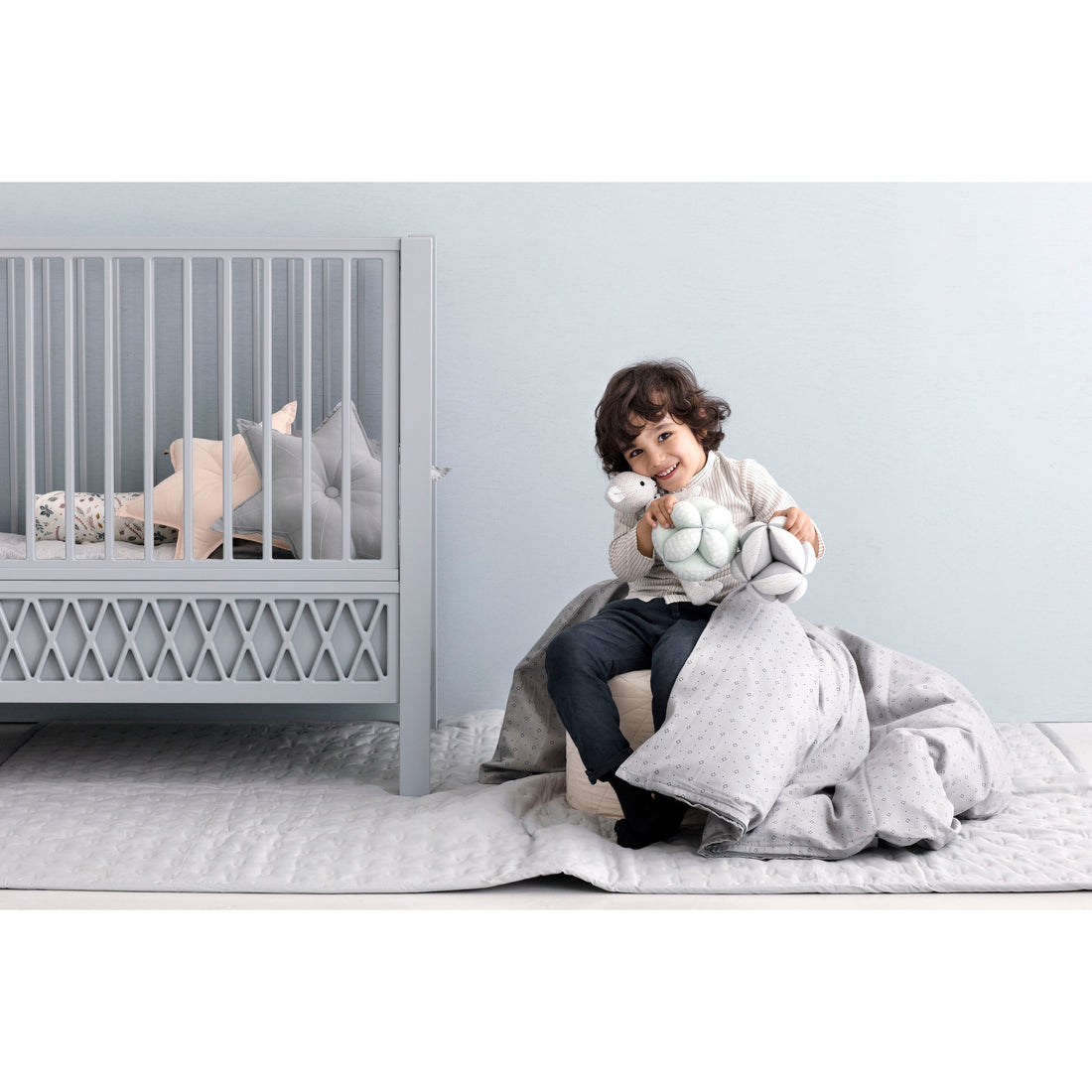 cam-cam-copenhagen-star-cushion-grey-gold-dot- (10)
