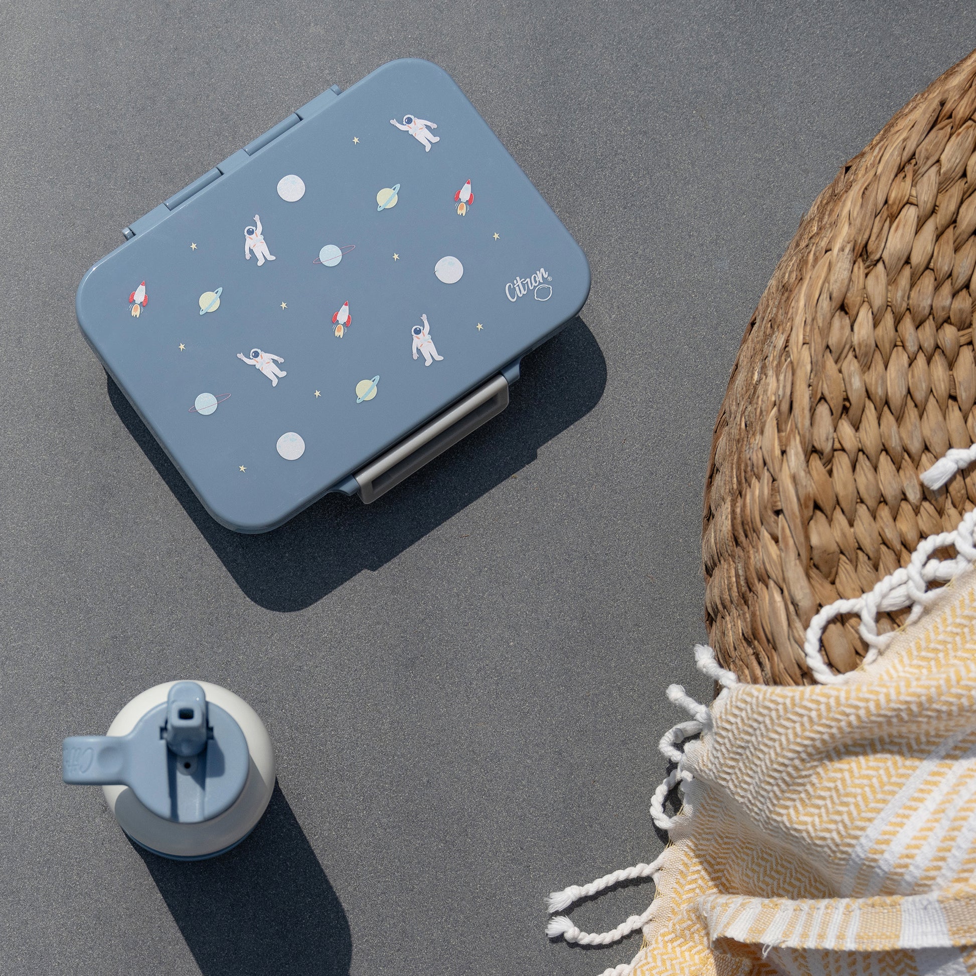 citron-incredible-tritan-lunchbox-with-saucer-spaceship-dusty-blue-citr-96212- (7)