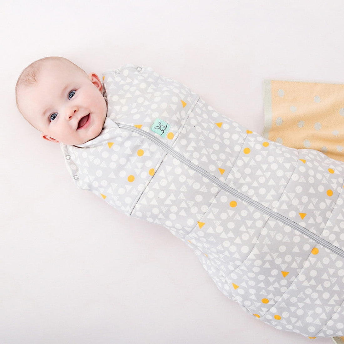 ergopouch-cocoon-swaddle-bag-2-5-tog-triangle-pops-ergo-zepco-2-5t02-06mtp17- (2)