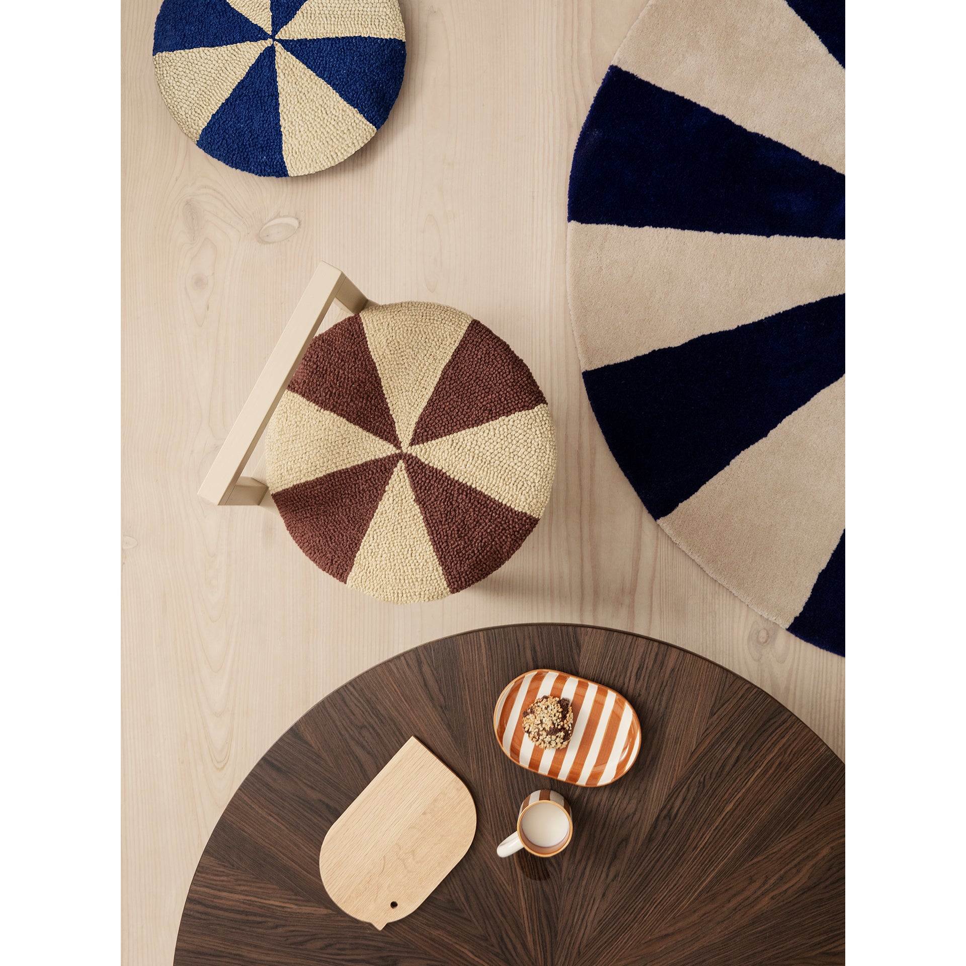 ferm-living-arch-embr-round-cushion-dark-brick-off-white-ferm-1104264921- (2)