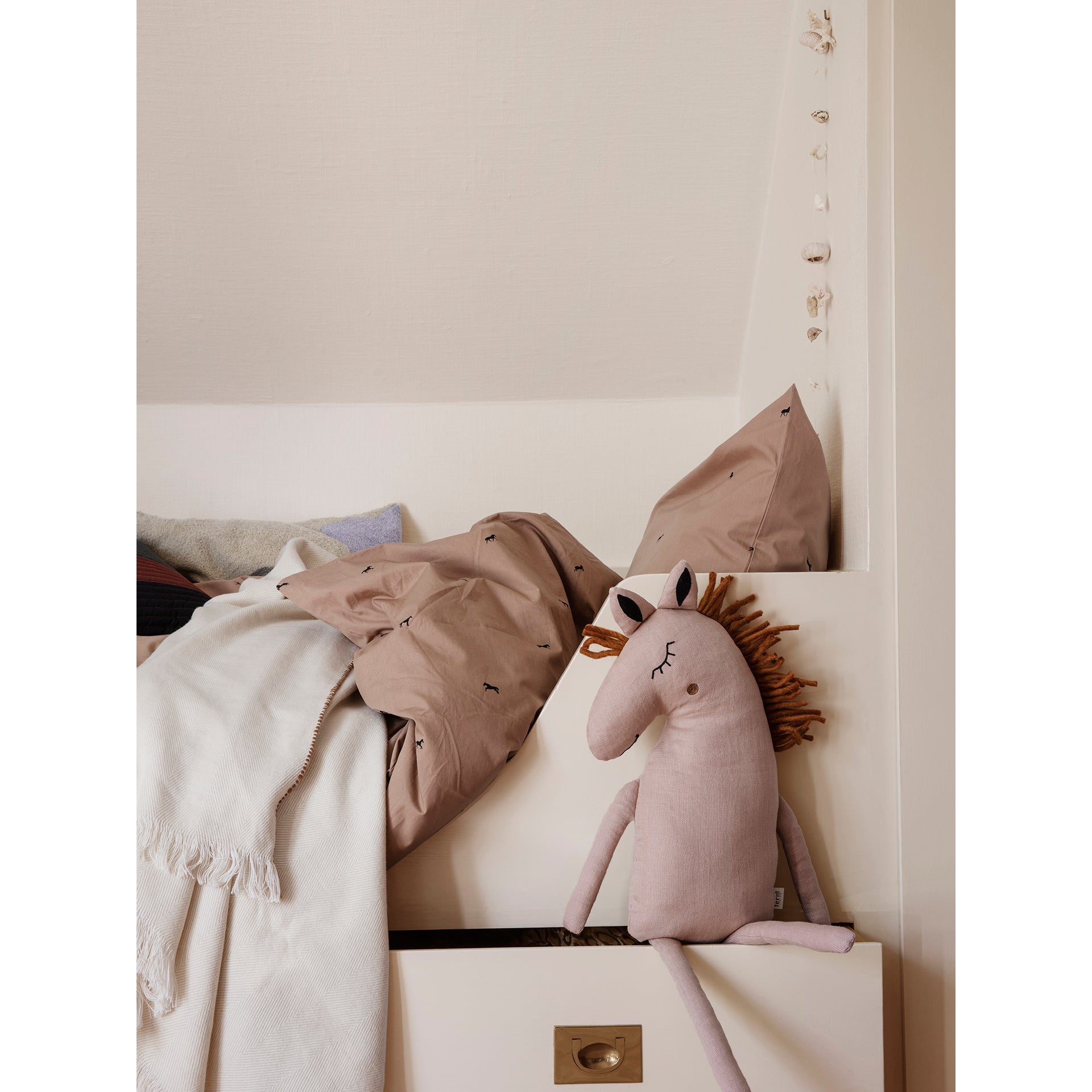 ferm-living-safari-cushion-horse-dusty-rose-ferm-100529303- (2)