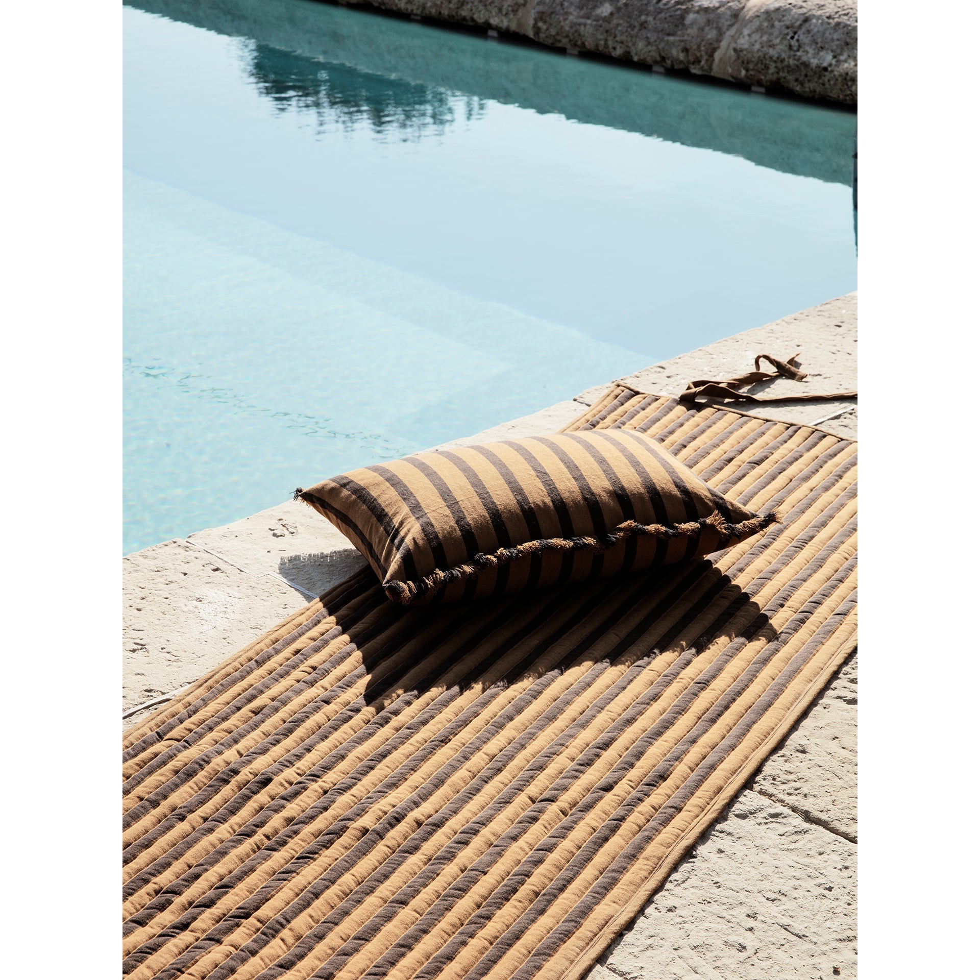 ferm-living-true-cushion-sugar-kelp-black-ferm-1102682836- (3)