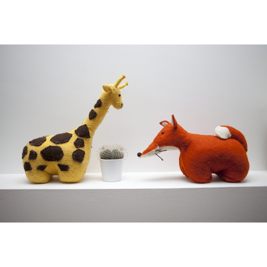 fiona-walker-england-felt-giraffe-bookend- (9)