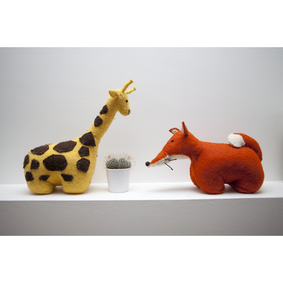 fiona-walker-england-felt-giraffe-bookend- (9)