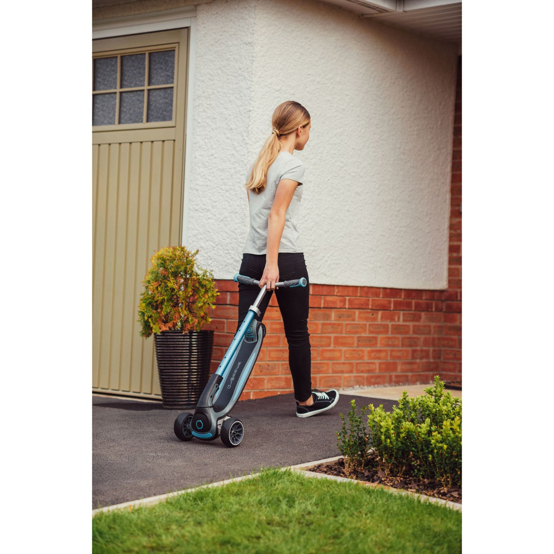 Globber Ultimum Lights 可摺疊滑板車 - Black / Charcoal Grey (5Y+)