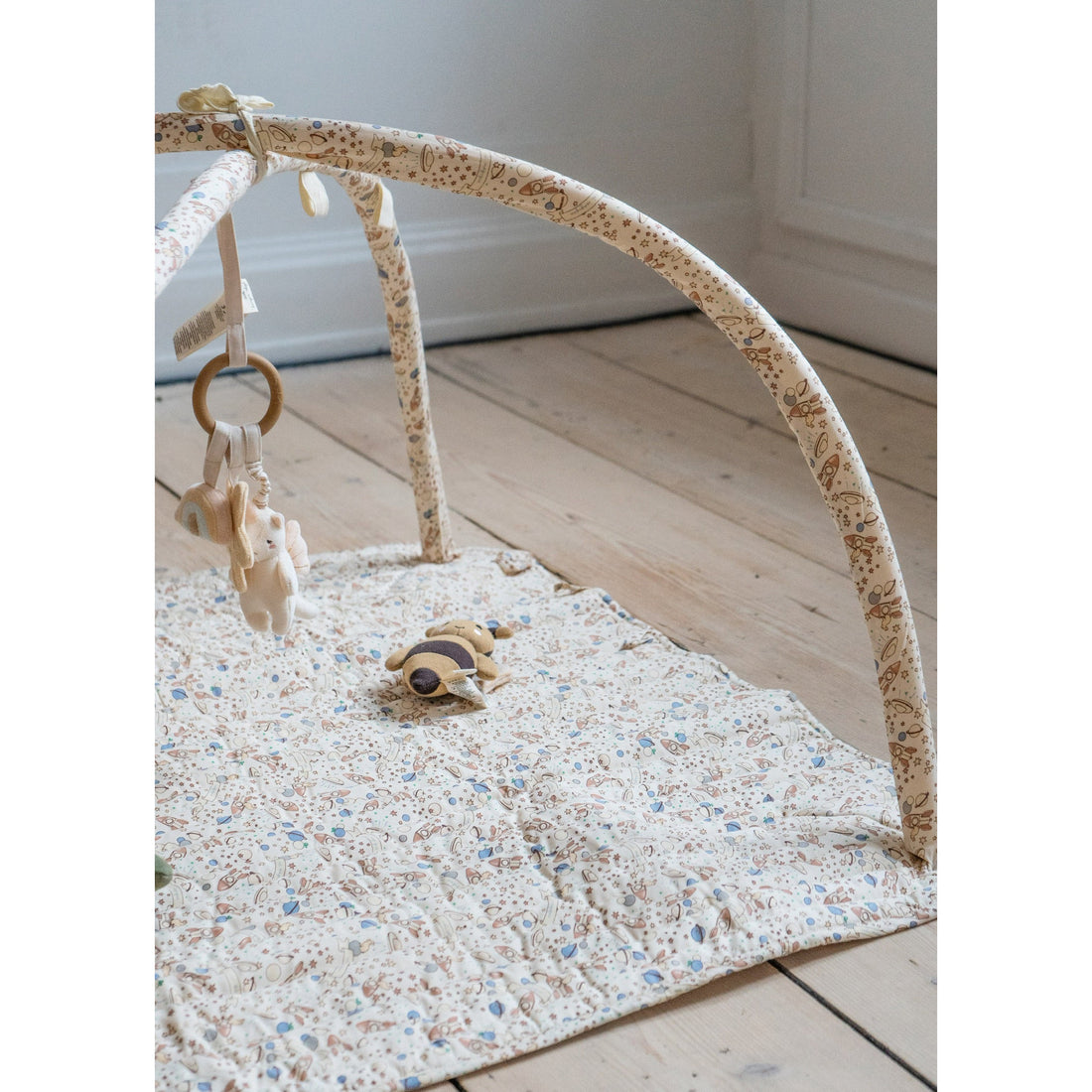 konges-slojd-activity-blanket-nola-rack-ciel-magique-bleu-kong-ss23ks4753-cm